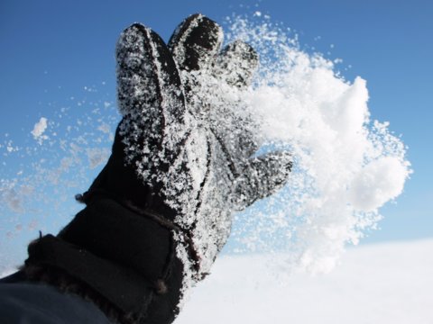 فوران زمین در میان برف