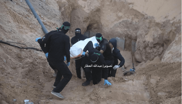 القسام جسد اسیر صهیونیست را پس از 11 سال از تونل بیرون آورد