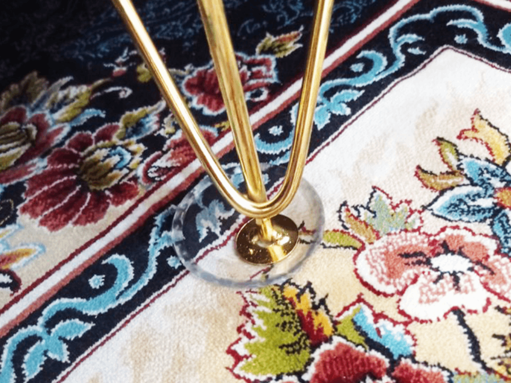 زیر پایه مبل چی بذاریم که فرش خراب نشه؟ (روش‌هایی که نمی دانستید)