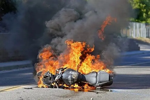 آتش گرفتن هولناک موتورسوار پس از تصادف