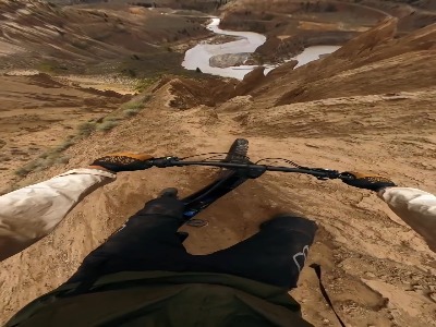 مانور هیجان‌انگیز موتورسوار کانادایی از خطرناک‌ترین شیب یک کوه