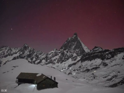 درخشش شفق قطبی نادر بر فراز یکی از قله‌های آلپ