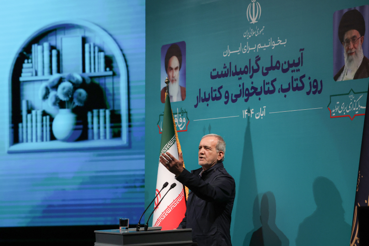 رئیس جمهور: اگر با مردم بر اساس قائده برخورد نکنیم، کتک آن را می‌خوریم