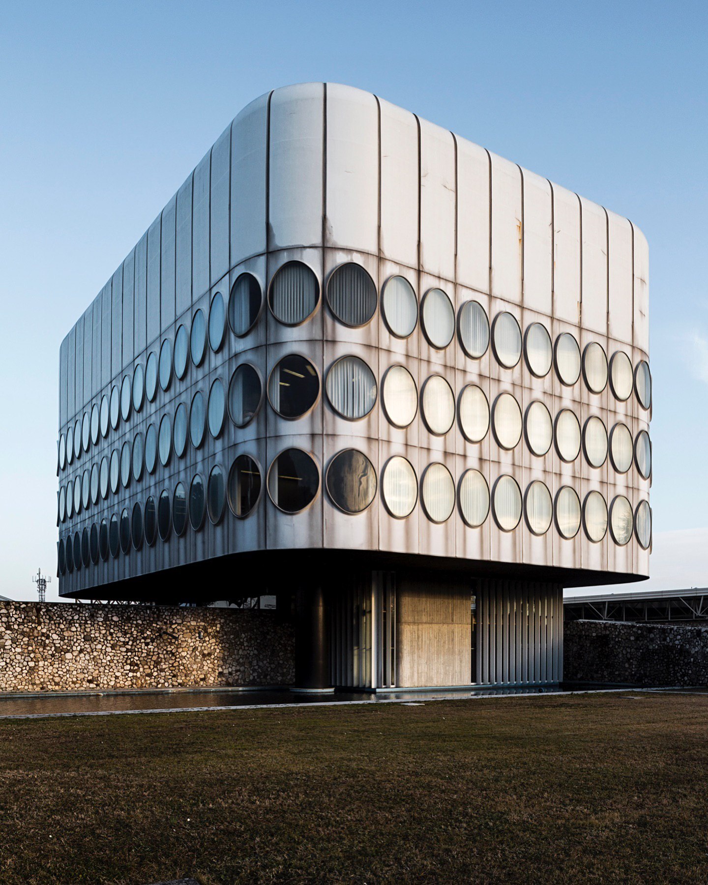 ۴ گوشه دنیا/دفتر کار یا اثر هنری معماری بروتالیسم؟!