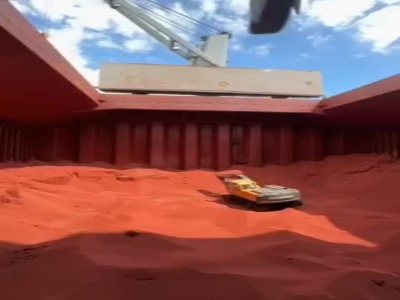 عملیاتِ تخلیۀ کشتیِ غول پیکرِ حمل سنگ آهن!!!