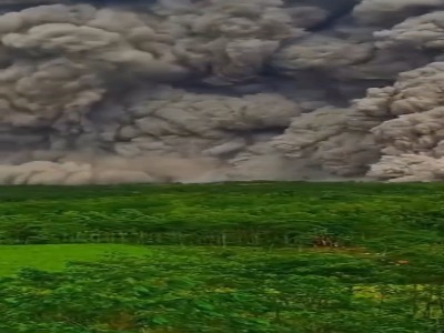 صحنه‌ای باشکوه از فوران آتشفشان سمرو در اندونزی