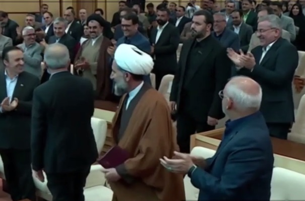 پزشکیان در قزوین برای زحمات یکساله‌اش مورد تشویق ایستاده قرار گرفت