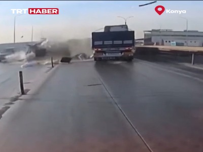 تصادف مرگبار سواری با کامیون حین گردش غیرقانونی در اتوبان