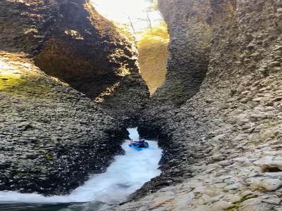 پارک آبی طبیعی در وسط صخره های دره ریو کلارو