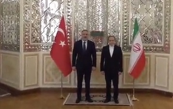 استقبال عراقچی از وزیر خارجه ترکیه در محل وزارت خارجه