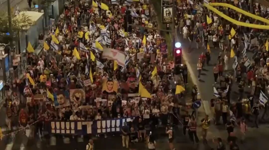 تجمع صهیونیست‌ها مقابل منزل رئیس حکومت جعلی اسرائیل