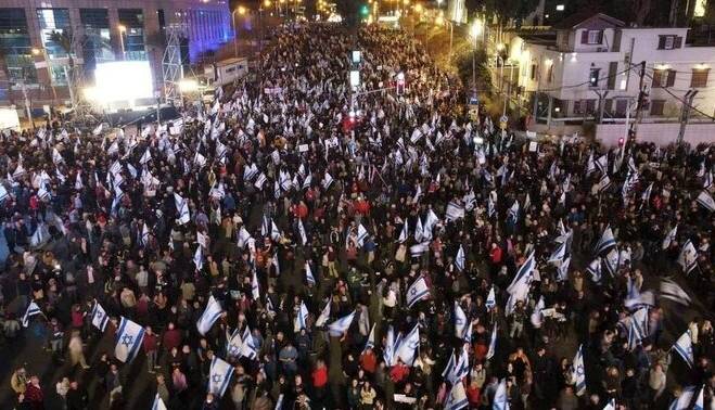 تجمع صهیونیست‌ها مقابل خانه هرتزوگ؛ «نتانیاهو فاسد است»