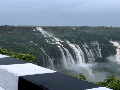 رقص آب در ارتفاعات مه‌آلود هند