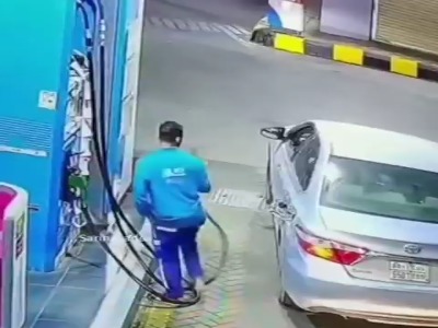 حرکت کردن ماشین حین بنزین زدن مسئول جایگاه رو به زمین زد !