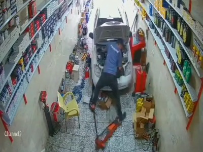 حادثه هولناک یک تیبا در تعویض روغنی و گیر کردن پای راننده!