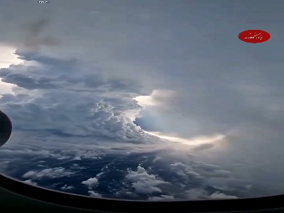 پدیده‌ای نادر از شکاف دایره‌ای در ابرها از نمای هوایی