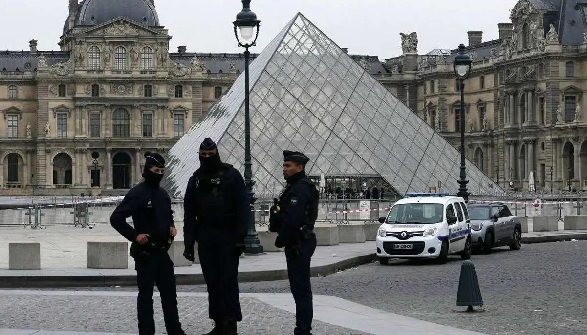 «لوور» تعطیل شد