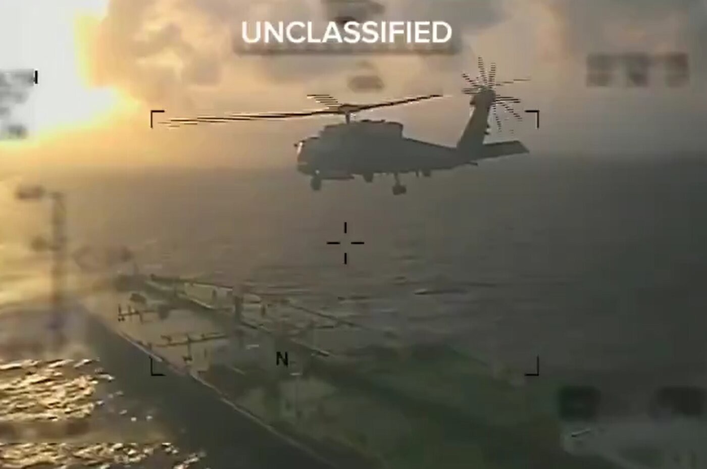 لحظه حمله سربازان آمریکایی به یک نفتکش بزرگ در نزدیکی ونزوئلا