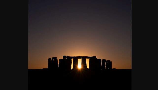 عکس روز ناسا از غروب خورشید بر فراز سازه‌های پیشاتاریخی