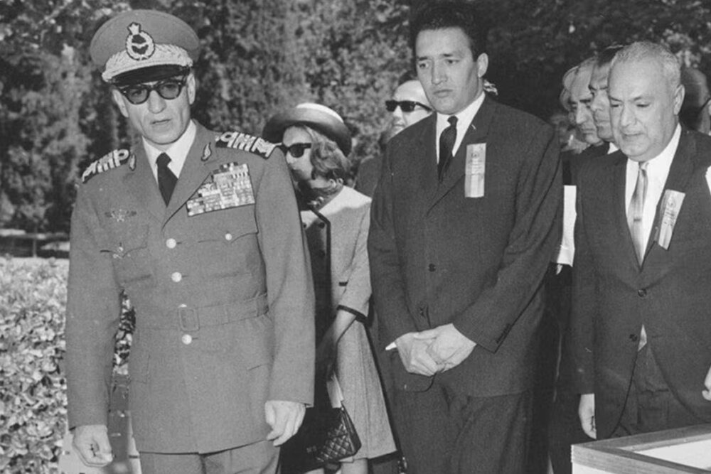 ناگفته‌های وزیر اقتصاد پهلوی از تمرکز قدرت در «سلطانیزم علیه بروکراسی»