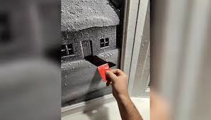 هنرنمایی دیدنی بر روی پنجره با اسپری برف توسط هنرمند بریتانیایی
