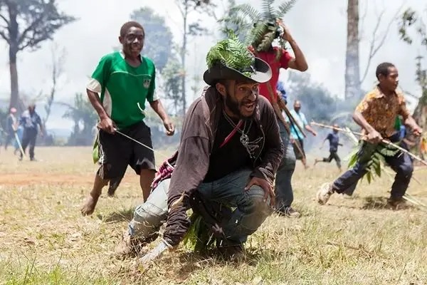 درگیری خیابانی دو قبیله در پاپوا گینه‌نو با تیر و کمان!