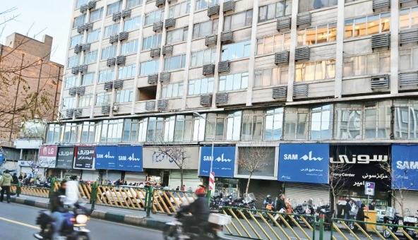 گزارش «‌اعتماد‌» از اعتراضات دیروز بازار موبایل خیابان جمهوری