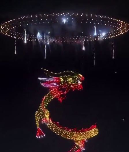 نمایش خیره‌کننده پهپادها و آتش‌بازی در چین