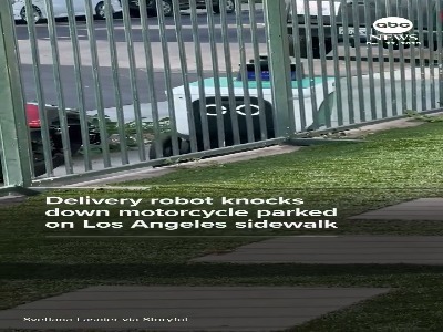 ربات تحویل‌دهنده در لس‌آنجلس موتورسیکلت را سرنگون کرد!
