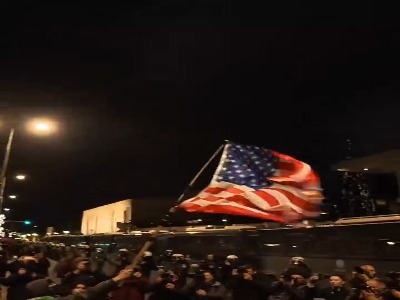 آتش‌زدن پرچم آمریکا در تجمعات ضد ترامپ؛ آتن-یونان