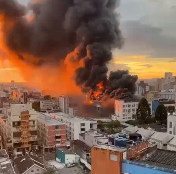 کالج ۱۲۰ ساله در آتش سوخت