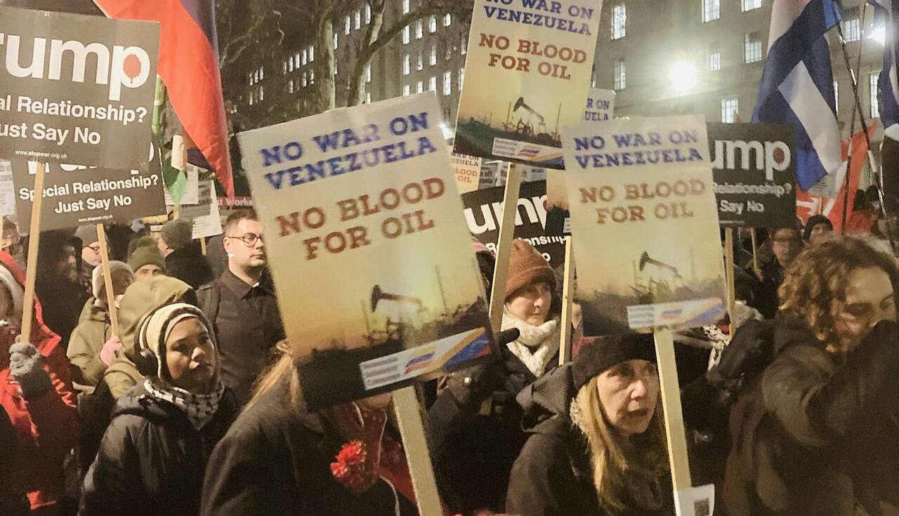 انگلیسی‌ها در اعتراض به حمله آمریکا علیه ونزوئلا تظاهرات کردند