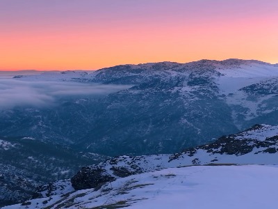 برف، کوه، و آسمانی که رنگ رویا گرفته...