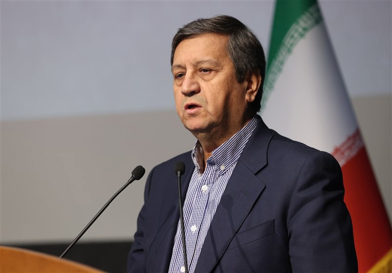 همتی: بازار ارز روال طبیعی خود را طی می‌کند