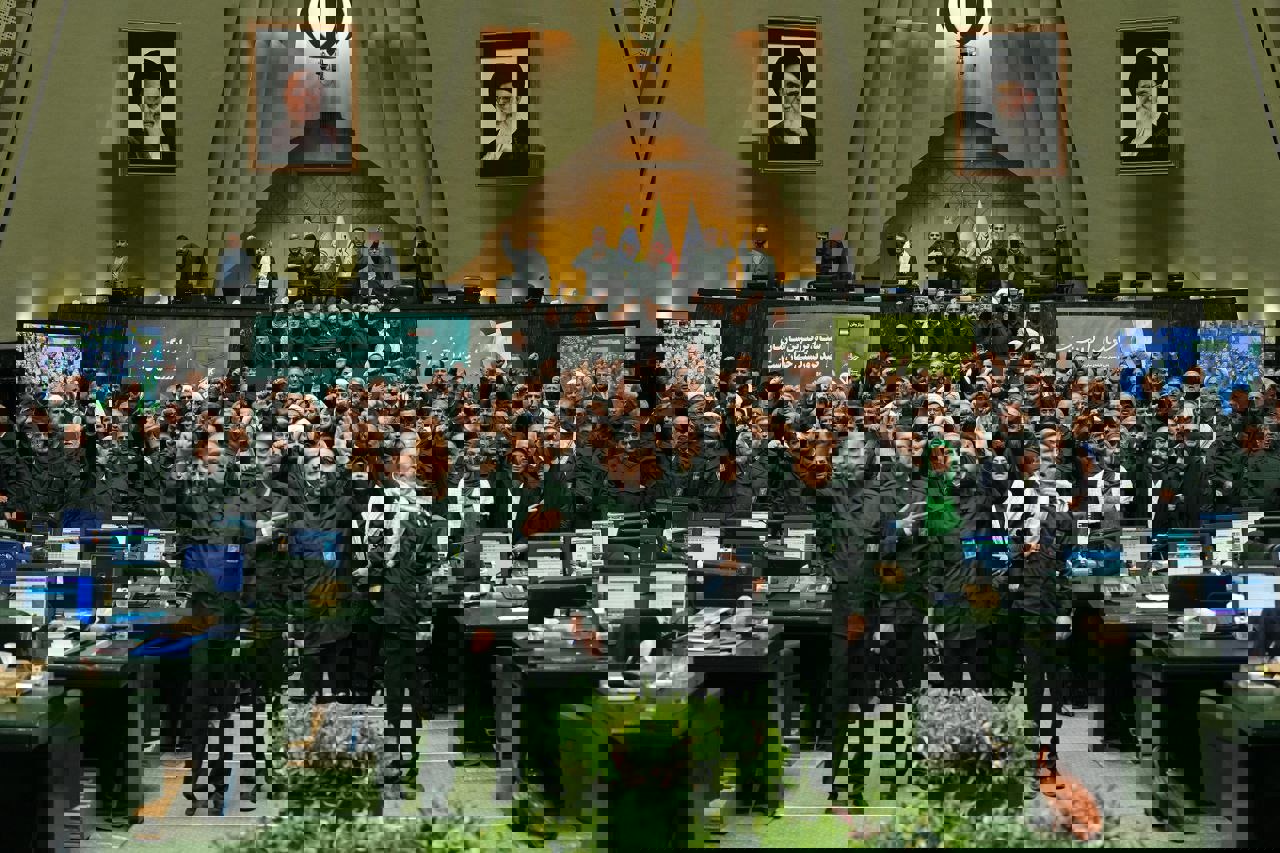 شعارهای نمایندگان در حمایت از سپاه؛ اروپا ننگت باد