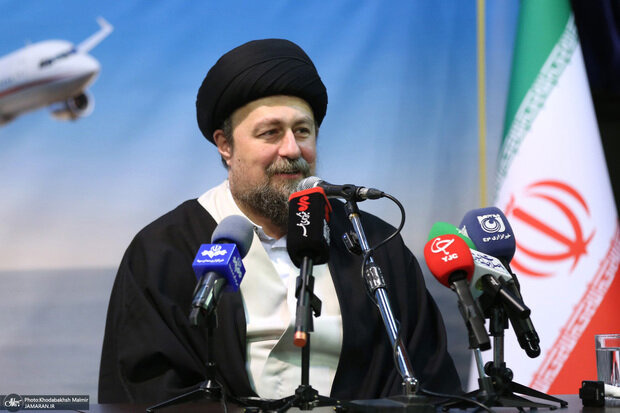 سیدحسن خمینی خطاب به مردم: باور کنیم کسانی که آن طرف آب هستند، نه من را می‌خواهند و نه تو را