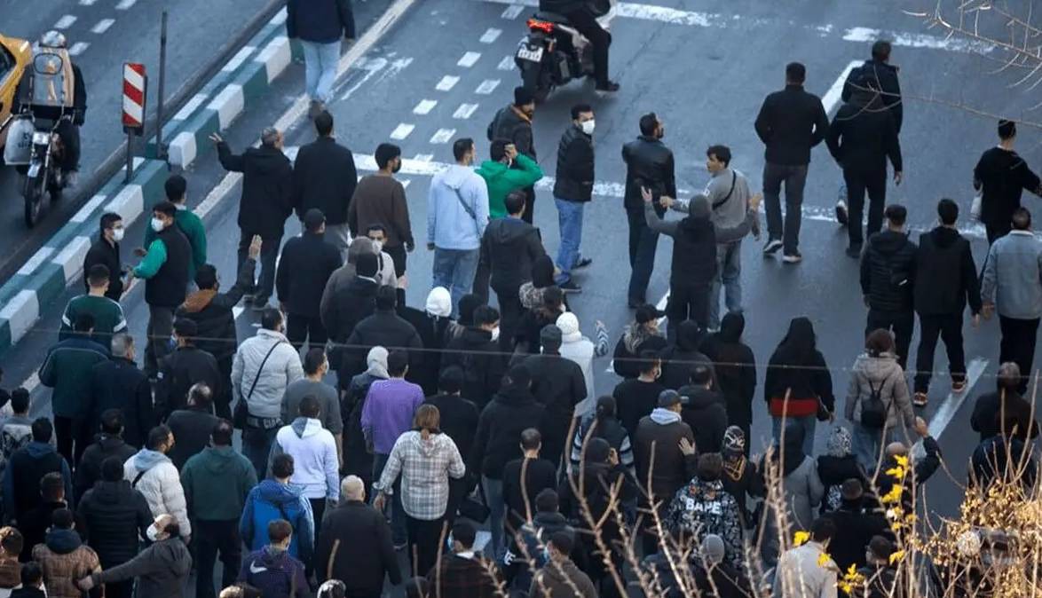 اعتماد: به جای بازجویی و دادگاه علت اعتراض و خشم بازداشت شدگان عادی را دریابید