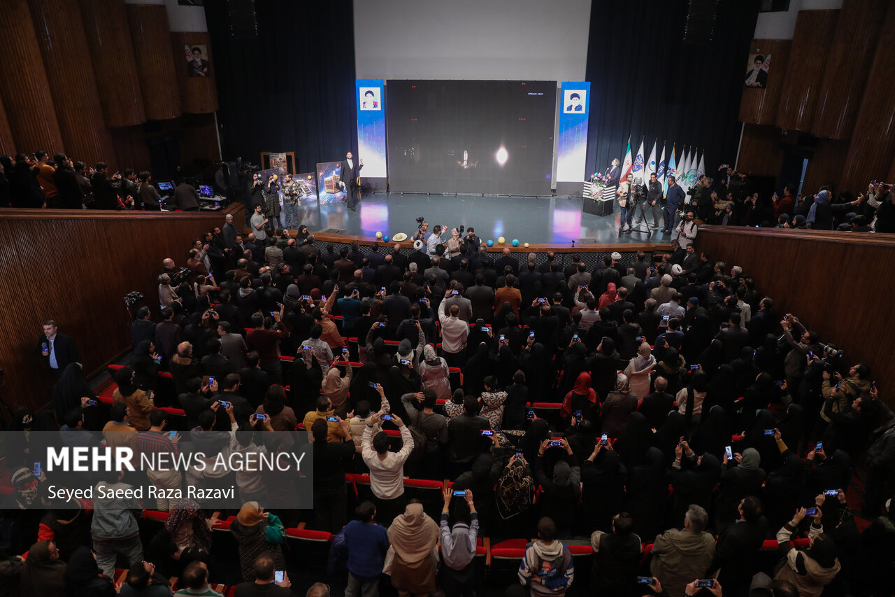 مراسم روز فناوری فضایی برگزار شد؛ ماجرای تحقیر خارجی‌ها و پرتاب «امید»