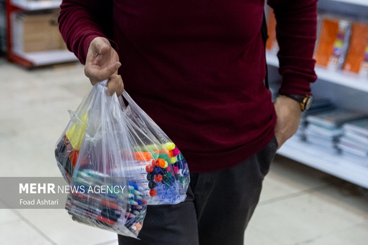 اغلب لوازم تحریرها، تولید داخل است هرچند با نشان خارجی عرضه شوند