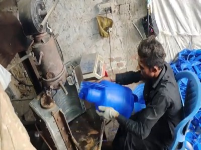 مراحل دیدنی تولید دبه‌های پلاستیکی در کارگاهی در پاکستان