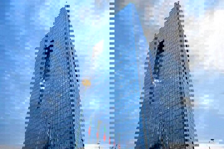 رئیس کل اسبق بانک مرکزی: بدون رفع تحریم نمی‌توان ارز را تک‌نرخی کرد