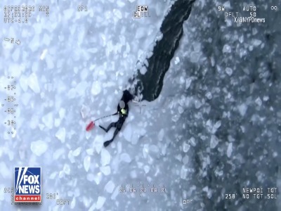 نجات دراماتیک سه نفر از خلیج یخ‌زده