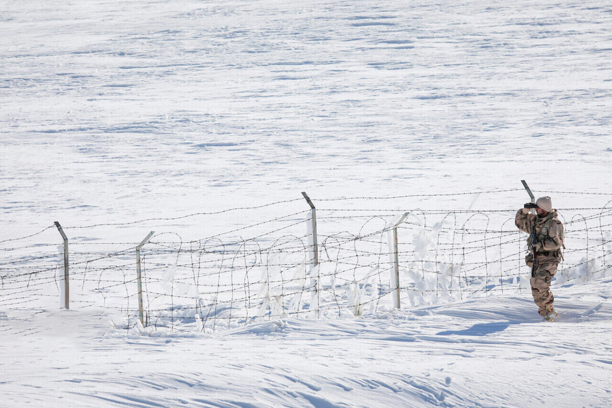 اهدای ۲ هزار کیت گرمایشی لباس به مرزبانان کشور