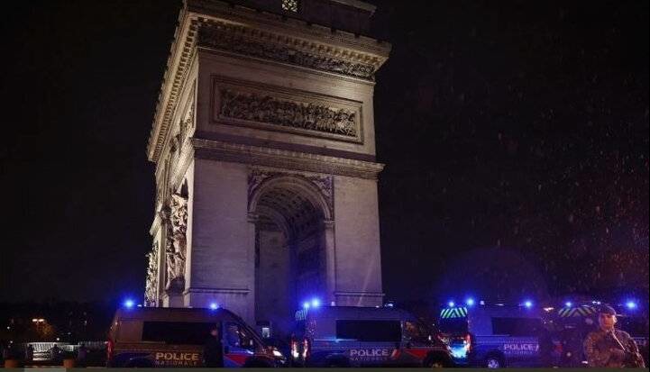 پاریس: مردی پس از حمله با چاقو به پلیس کشته شد