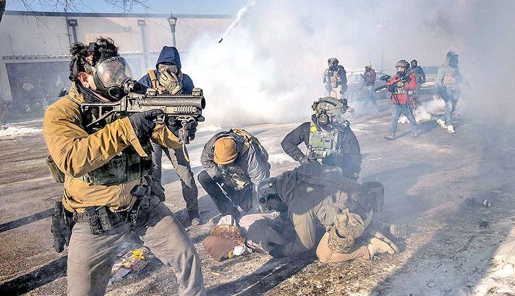 آتلانتیک: ترامپ تهدید می‌کند اگر مقاومت دید، عقب می‌نشیند