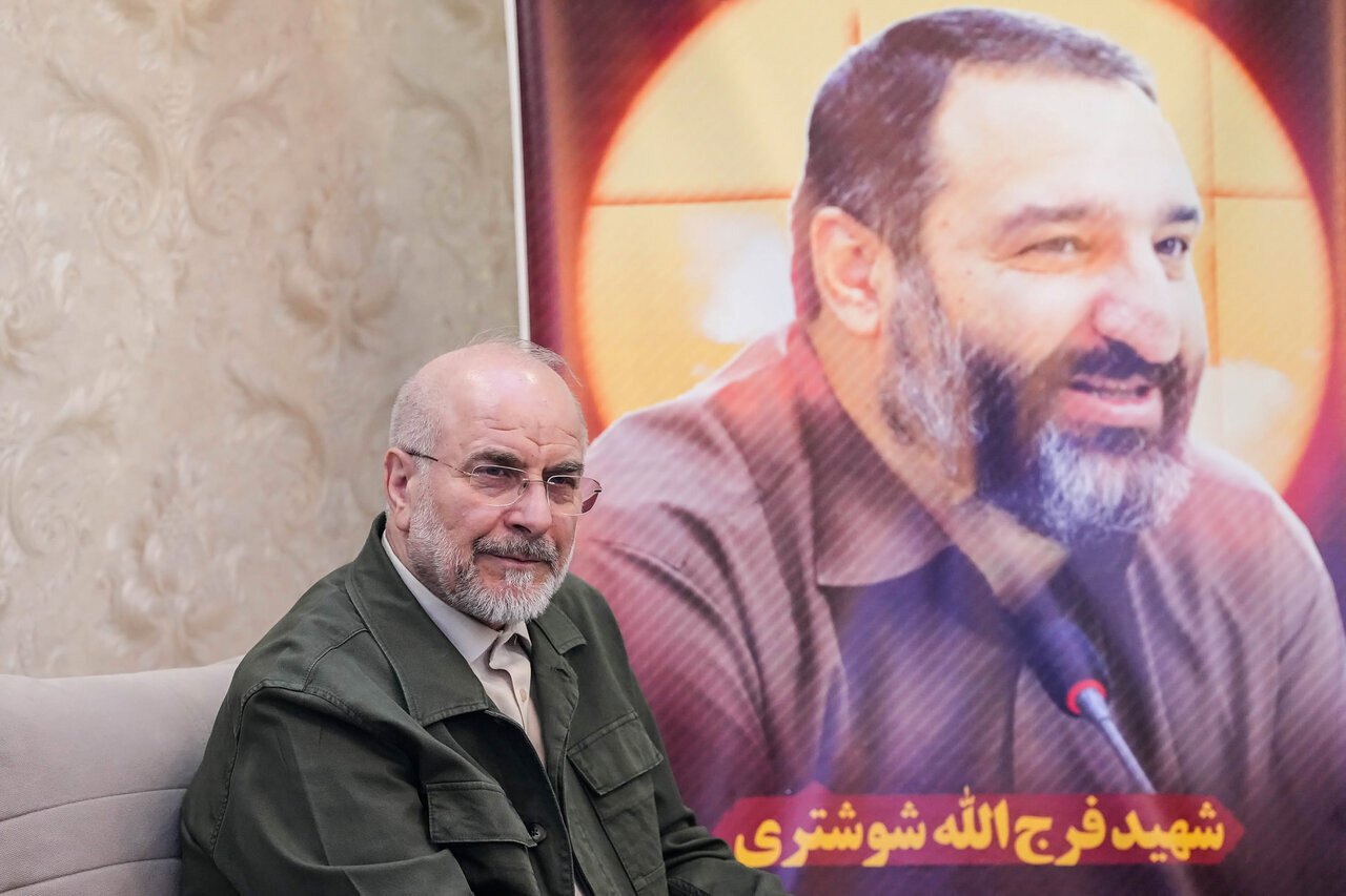 حضور قالیباف در منزل شهید فرج الله شوشتری