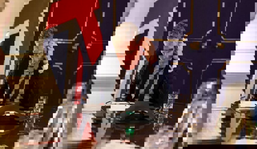 نخست وزیر انگلیس علیه چت‌بات‌ها و اینترنت اقدام کرد