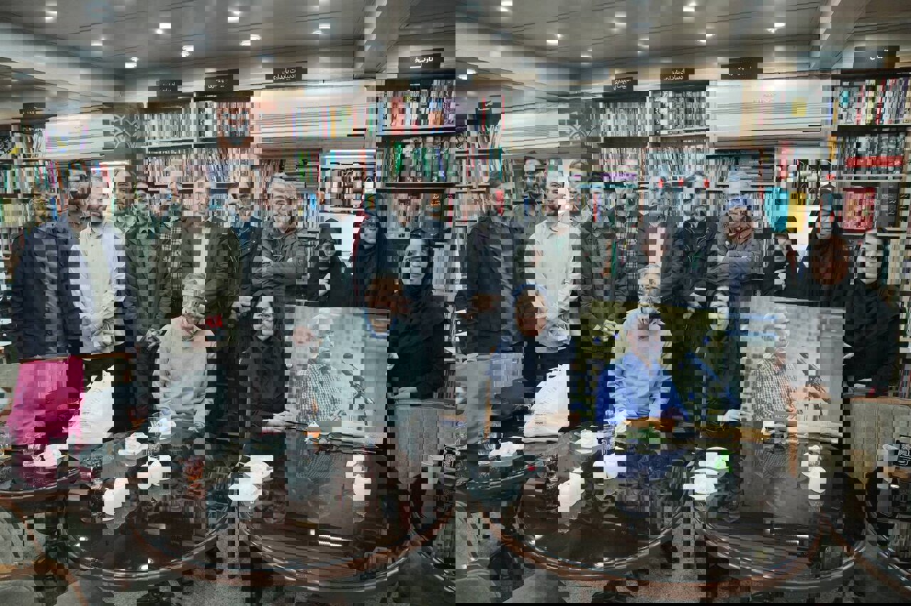 کَمان فضای خاصی از جنگ و انقلاب را نشان می‌داد