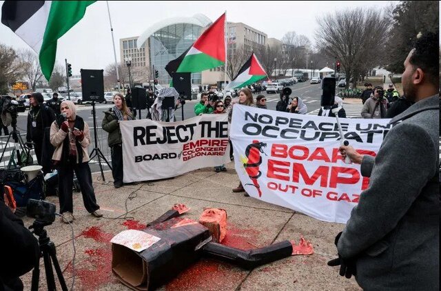 تجمع معترضان در واشنگتن‌ علیه شورای صلح ترامپ