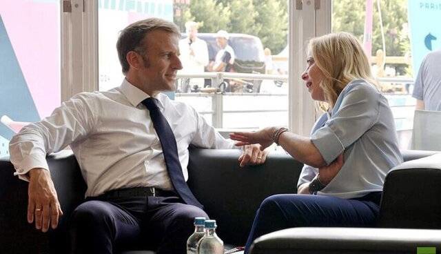 ماکرون به ملونی: در امور ما دخالت نکن!